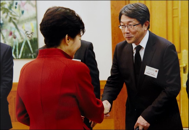 '규제개혁 세계10대 외국인투자국가 계획발표' 당시 박근혜 대통령과 악수하는 하라노 타케시 아사히글라스 사장(2014.1.9) / 사진 출처.아사히글라스 홈페이지