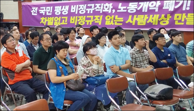 시민 140여명이 참석해 강연을 듣고 있다 (2016.5.25) / 사진.평화뉴스 김지연 기자
