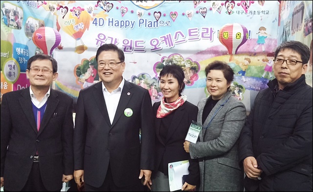 '행복학교 박람회' 중 유가초를 찾은 우동기 교육감(2015.11.19~20) / 사진 출처.유가초 홈페이지