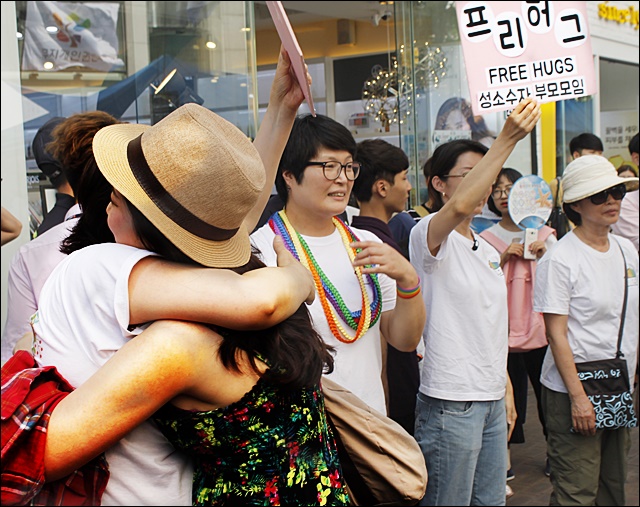 성소수자부모들이 성소수자들에게 포옹을 하고 있다(2016.6.26) / 사진.평화뉴스 김영화 기자