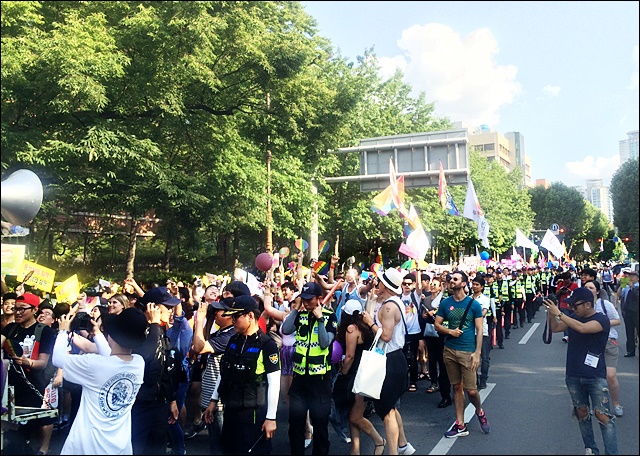 국채보상운동기념공원 근처에서 행진하는 축제 참가자들(2016.6.26) / 사진.평화뉴스 김영화 기자