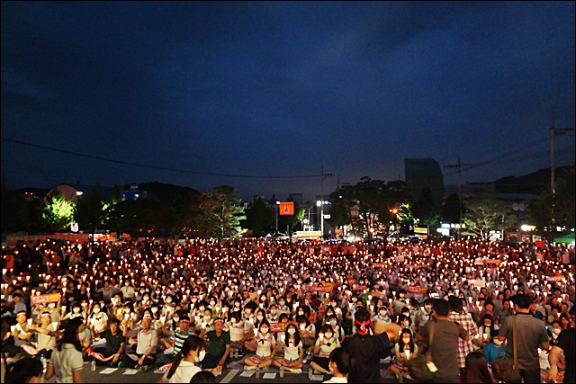 이날 집회에는 2천여명의 주민이 촛불을 밝혔다(2016.7.14) / 사진.평화뉴스 김영화 기자