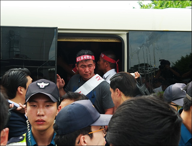 총리와 논의 후 버스에서 나오는 주민협상단(2016.7.15) / 사진.평화뉴스 김영화 기자