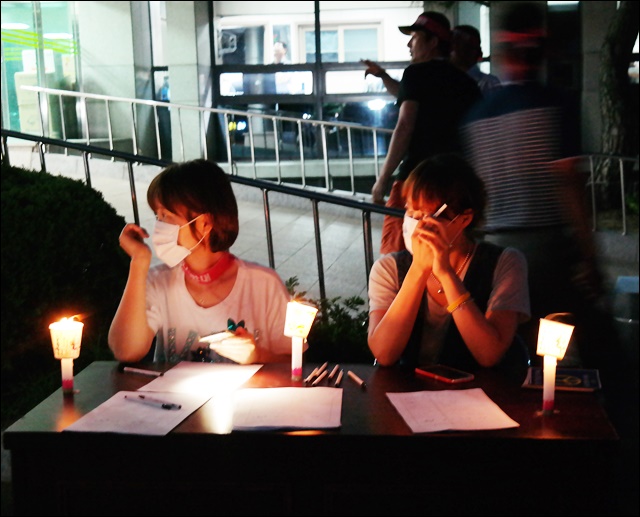 촛불집회에서 새누리 탈당계를 받는 주민들(2016.7.18.성주군청) / 사진.평화뉴스 김영화 기자