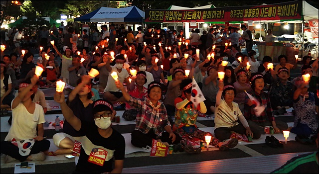 성주군청 앞에 모인 2천여명의 주민(2016.7.19) / 사진.평화뉴스 김지연 기자