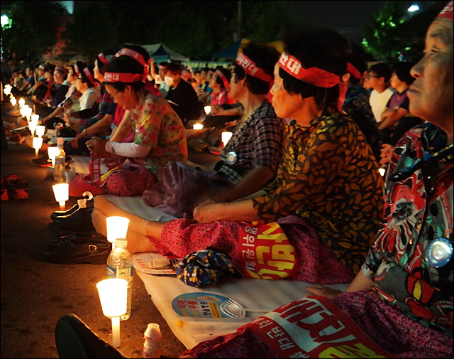 사드 철회를 요구하며 촛불을 든 어르신들(2016.7.19) / 사진.평화뉴스 김지연 기자