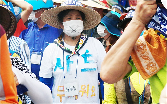 '사드 무서워요'라고 적힌 옷을 입고 침묵시위하는 성주군 주민(2016.7.21) / 사진.평화뉴스 김지연 기자