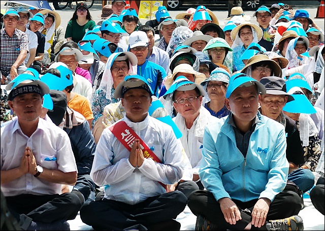 파란색 자켓을 입고 미사에 참여한 김항곤 성주군수(2016.7.23) / 사진.평화뉴스 김영화 기자