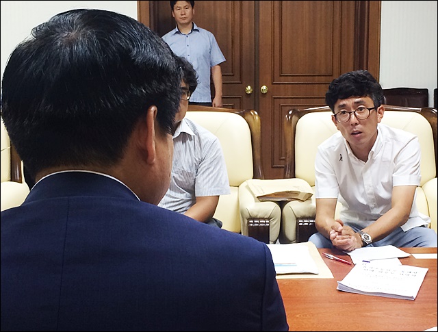 김수옥씨가 류 의장에게 유가초 통폐합 반대 이유를 설명 중이다(2016.7.25) / 사진.평화뉴스 김영화 기자