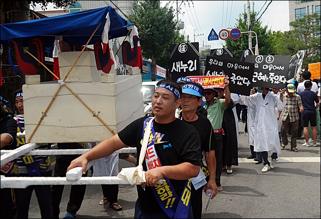 성주군민들이 상여를 매고 장례 퍼포먼스를 하고 있다.(2016.7.26) / 사진.평화뉴스 김지연 기자