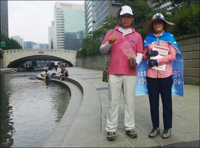 서울 청계천에서 사드반대 운동을 펼치는 성주군 주민들(2016.7.31) / 사진.성주투쟁위