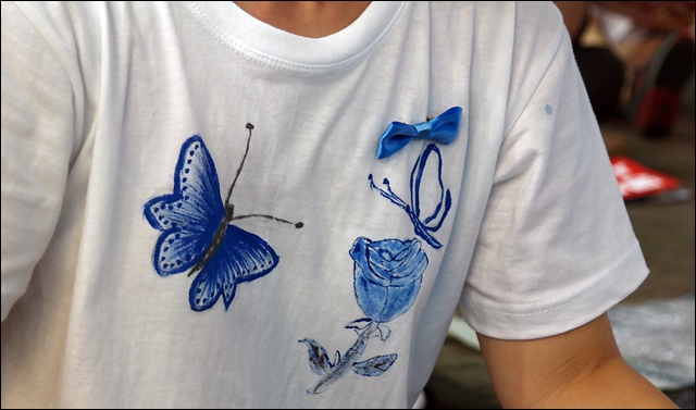 성주 주민들의 옷에 파란 나비모양의 그림과 배지가 달려 있다(2016.8.12) / 사진.평화뉴스 김지연 기자