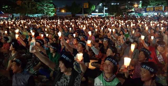 '한반도 사드배치 철회'를 촉구하는 성주 주민들의 촛불집회(2016.7.28.성주군청 앞) / 사진.평화뉴스 김지연 기자
