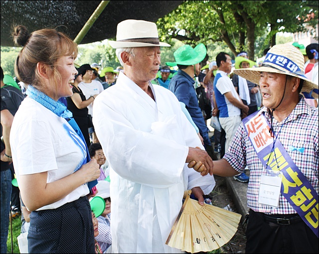 배은하씨와 삭발에 참여하는 그의 아버지 배인곤 선생(2016.8.15) / 사진.평화뉴스 김영화 기자