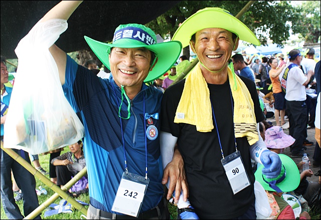 (왼쪽부터)친구끼리 삭발에 참여한 이한성씨와 김동기씨(2016.8.15) / 사진.평화뉴스 김영화 기자