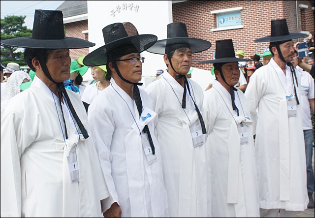 단체로 삭발에 참여한 유림들의 굳은 표정(2016.8.15) / 사진.평화뉴스 김영화 기자