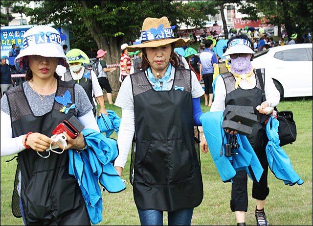 이.미용사로 참가한 1백여여의 주민들(2016.8.15) / 사진.평화뉴스 김영화 기자