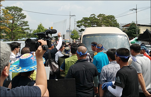 한 장관 차량을 둘러싸고 항의하는 주민들(2016.8.17) / 사진.평화뉴스 김지연 기자