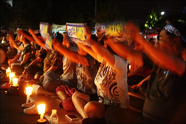 촛불을 들고 제3부지 검토안 무효를 외치는 주민들(2016.8.21) / 사진.평화뉴스 김영화 기자