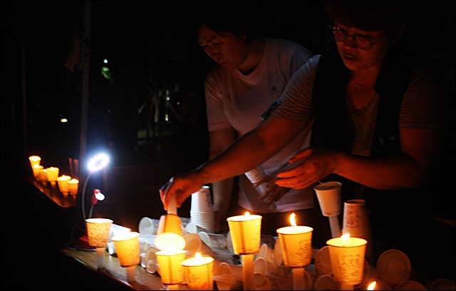촛불을 켜는 주민들(2016.8.22) / 사진.평화뉴스 김영화 기자