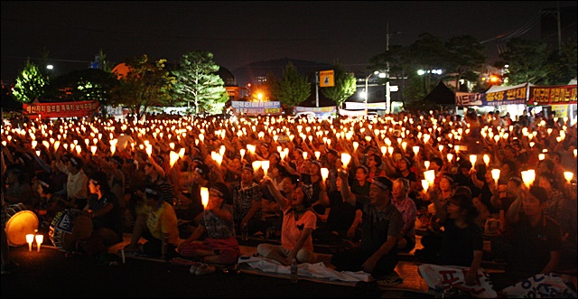 주민 1천5백여명의 밝게 타오르는 촛불(2016.8.22) / 사진.평화뉴스 김영화 기자