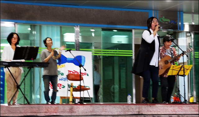 부산에서 온 인디밴드 '액트'의 공연(2016.8.31) / 사진.평화뉴스 김지연 기자