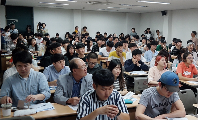 이날 강연에는 경북대 학생, 시민 등 120여명이 참석했다(2016.9.8) / 사진.평화뉴스 김지연 기자