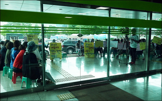면담이 진행되는 동안 군청현관 밖에서 피켓시위를 하고 있는 주민들(2016.9.19) / 사진.평화뉴스 김지연 기자