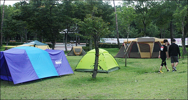 지진에 대피하기 위한 시민들의 공원 텐트 수가 늘고 있다(2016.9.25) / 사진.평화뉴스 김영화 기자