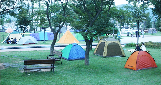 저녁을 준비하는 텐트촌 주민들(2016.9.25) / 사진.평화뉴스 김영화 기자