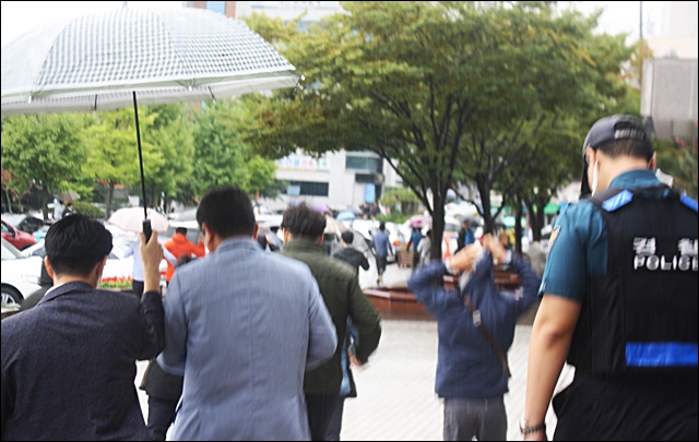 박 시장을 못 만나고 주민들에게 쫓겨 돌아가는 국방부 관계자들(2016.9.30) / 사진.평화뉴스 김영화 기자