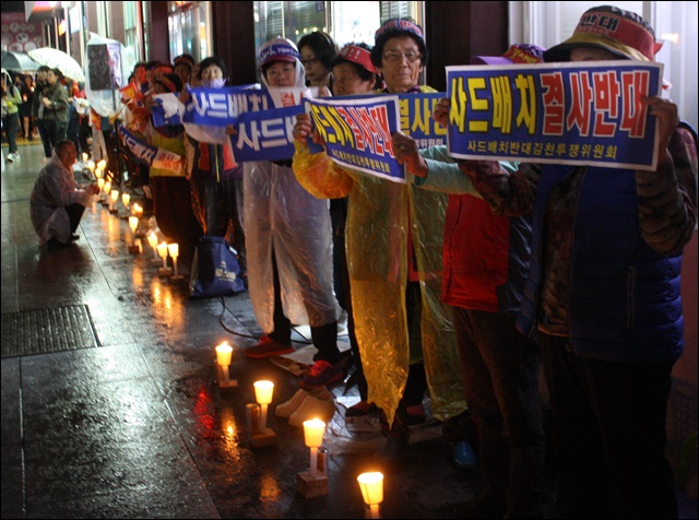 김천역 앞에 촛불을 세우고 피켓을 든 할머니들(2016.9.30) / 사진.평화뉴스 김영화 기자