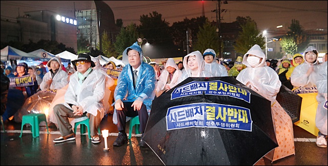 주민들과 촛불집회에 참석한 이재명 성남시장(2016.10.16) / 사진.평화뉴스 김지연 기자