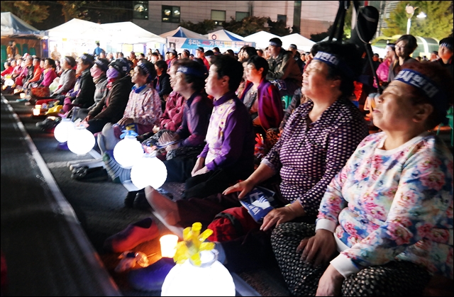 100일째 촛불집회에 참석한 초전면 주민들(2016.10.20) / 사진.평화뉴스 김지연 기자