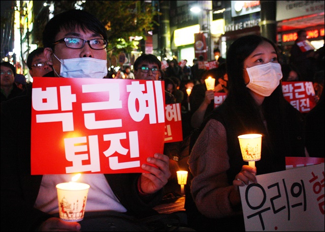 '박근혜 퇴진' 피켓을 든 시민(2016.11.5) / 사진.평화뉴스 김영화 기자