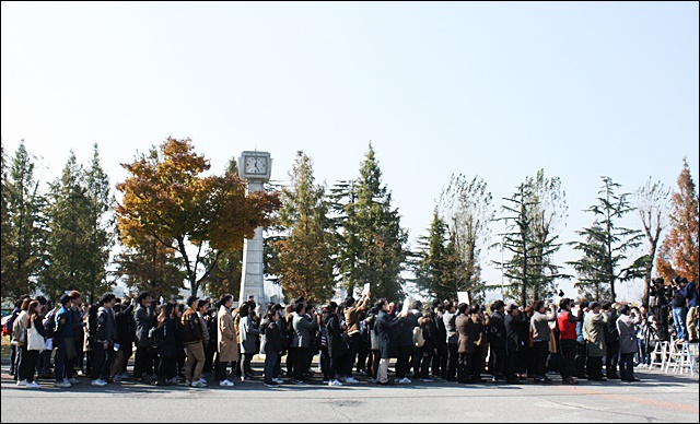 시계탑 앞에서 구호를 외치는 영남대 교수들과 학생들(2016.11.8) / 사진.평화뉴스 김영화 기자