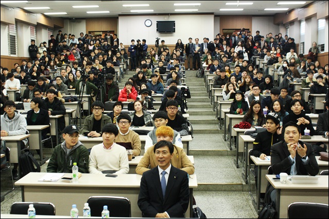 이날 강연에는 학생 3백여명이 참석했다(2016.11.9) / 사진.평화뉴스 김영화 기자