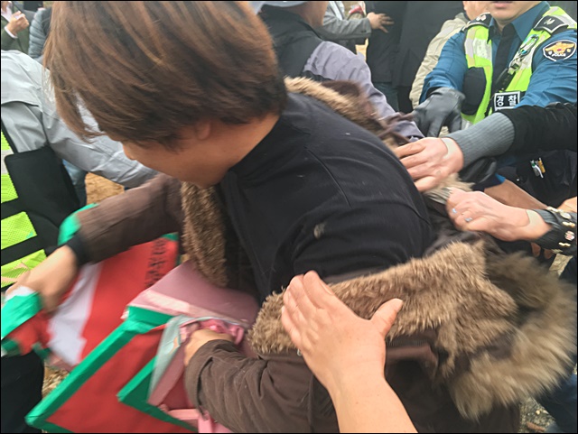 피켓 시위자를 둘러싸고 때리는 지지자들(2016.11.14) / 사진.평화뉴스 김영화 기자