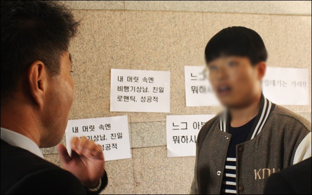 A4용지를 붙이는 학생을 막는 교수들(2016.11.15) / 사진.평화뉴스 김영화 기자