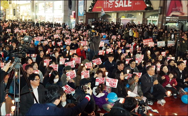 시민 1천여명으로 가득 찬 대구백화점 앞 광장(2016.11.21) / 사진.평화뉴스 김지연 기자