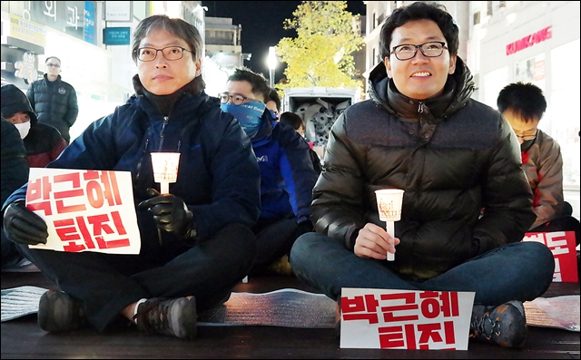 박근혜 대통령 퇴진 촉구 피켓과 촛불을 든 대구시민(2016.11.22) / 사진.평화뉴스 김지연 기자