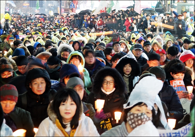 추운 날씨에도 중앙로를 가득 채운 시민들(2016.11.26) / 사진.평화뉴스 김지연 기자
