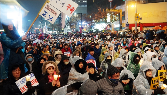 '박근혜 구속', '새누리당 해체' 등의 피켓을 든 시민들(2016.11.26) / 사진.평화뉴스 김지연 기자