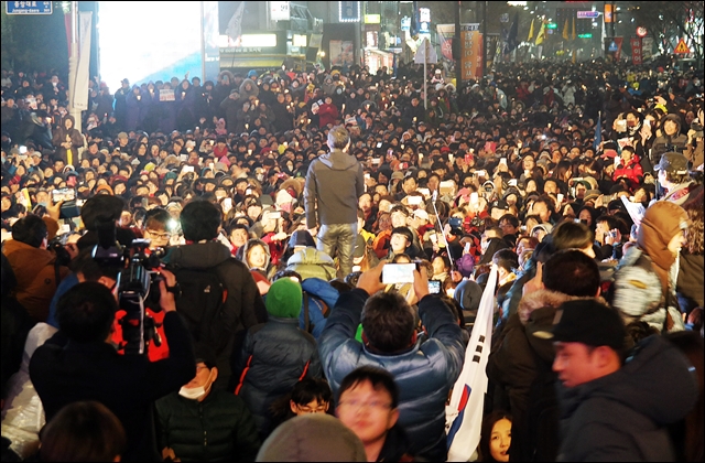 추운 날씨에도 시국을 논하고 있는 대구시민 3만여명(2016.11.26) / 사진.평화뉴스 김지연 기자