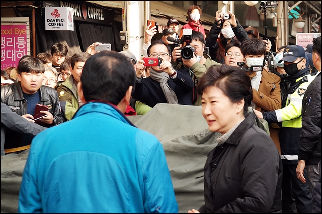 박근혜 대통령이 서문시장 화재현장을 방문했다(2016.12.1) / 사진.평화뉴스 김지연 기자