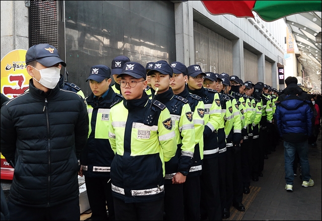 서문시장 입구에 배치된 경찰 병력(2016.12.1) / 사진.평화뉴스 김지연 기자