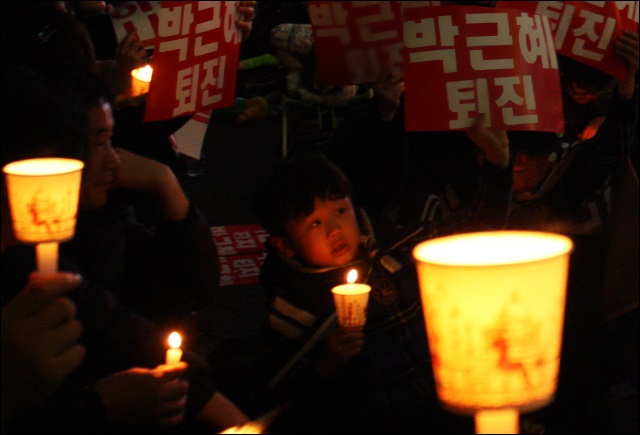 부모님과 촛불집회에 참석해 촛불을 켠 한 어린이의 모습(2016.11.5) / 사진.평화뉴스 김영화 기자