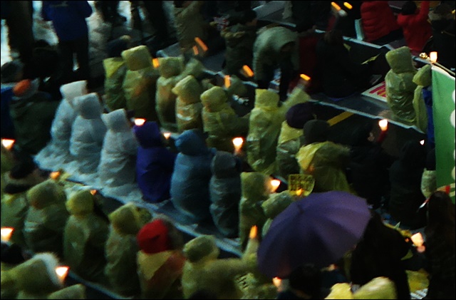 눈이 비로 변해도 촛불은 흔들리지 않았다(2016.11.26) / 사진.평화뉴스 김지연 기자