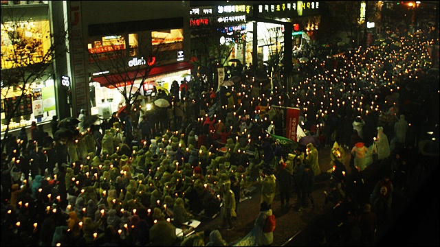 주최측 추산 5만여명의 촛불이 중앙로를 가득 채우고 있다(2016.11.26) / 사진.평화뉴스 김영화 기자