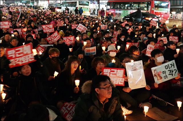 대구시민 수 만여명이 '박근혜 대통령 퇴진'과 '새누리당 해체'를 촉구했다(2016.12.3.2.28기념공원 앞) / 사진.평화뉴스 김지연 기자